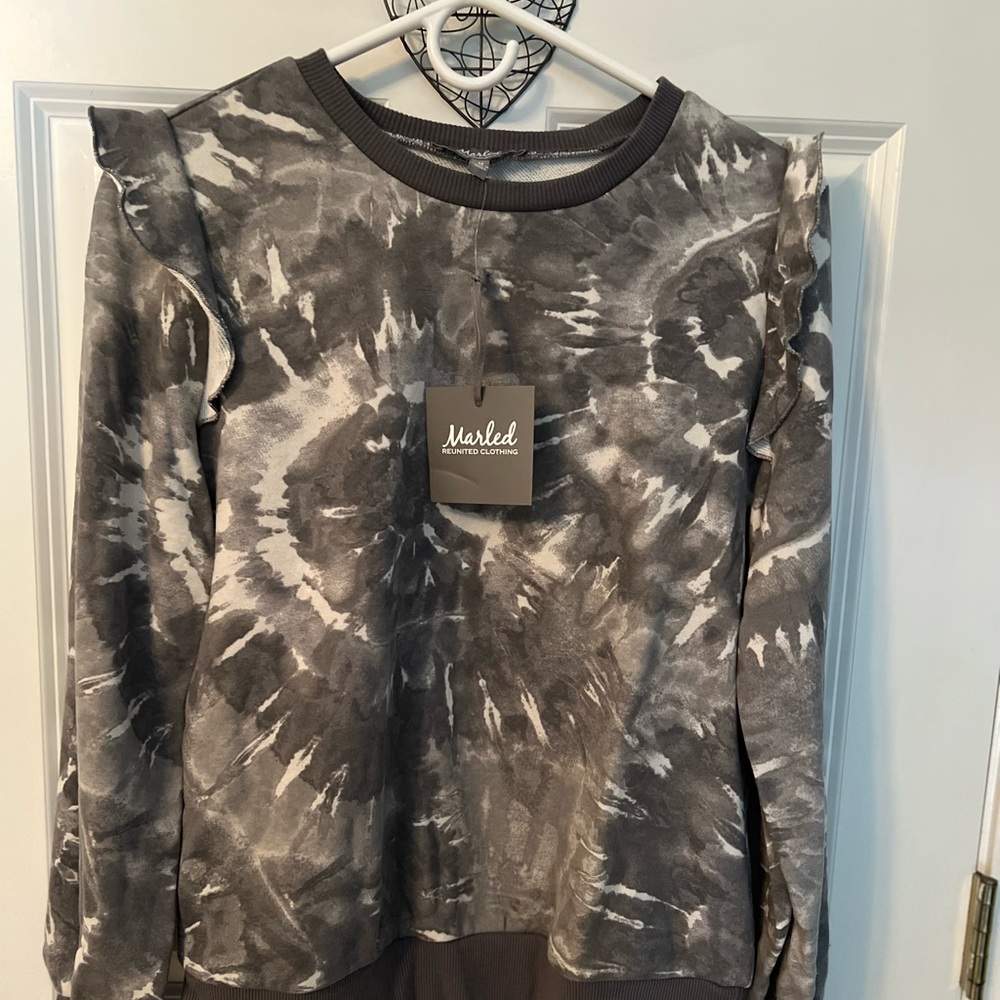 BRAND NEW Marbled thin sweatshirt with ruffle shoulder. Missy size medium